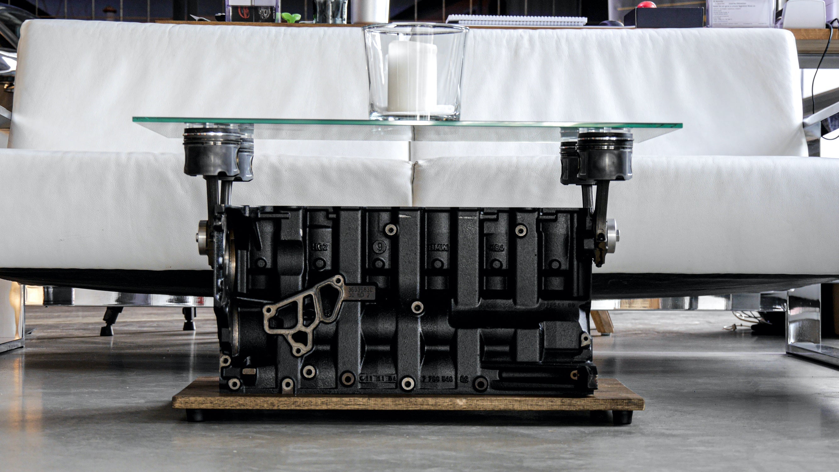 Motortisch - Reihe 6 Zylinder (BMW, Grauguss) | Couch - Beistelltisch - Mortal Engines Interior Design