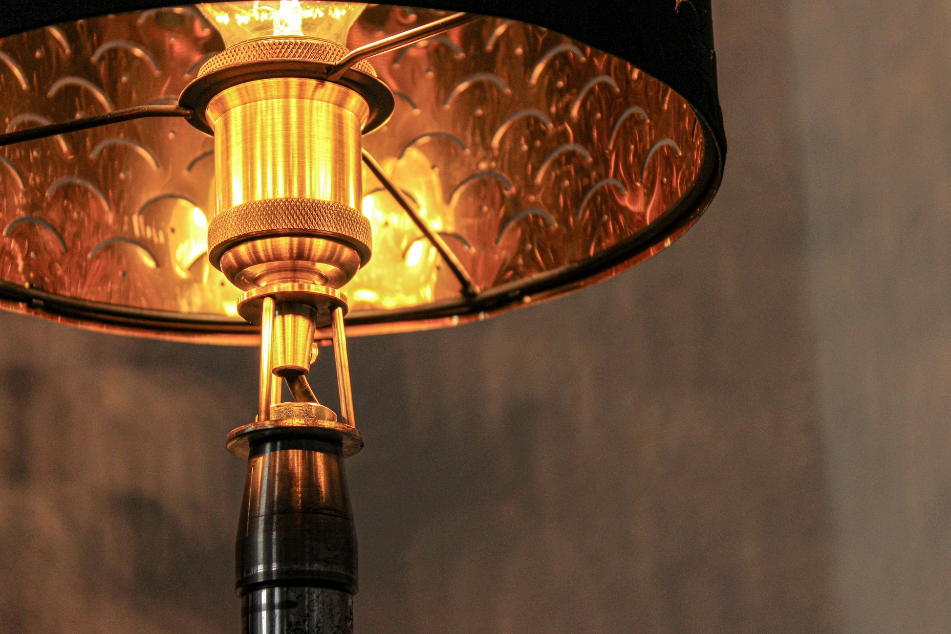 Stehlampe aus alter LKW-Lampe