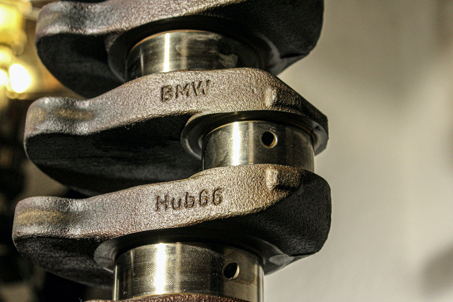 Stehlampe - Auto Kurbelwelle, Lampenschirm schwarz | Upcycling Beleuchtung - Mortal Engines Interior Design