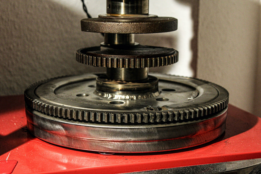 Stehlampe - Auto Kurbelwelle, Lampenschirm schwarz | Upcycling Beleuchtung - Mortal Engines Interior Design