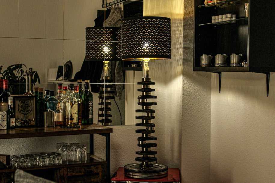 Stehlampe - Auto Kurbelwelle, Lampenschirm schwarz | Upcycling Beleuchtung - Mortal Engines Interior Design