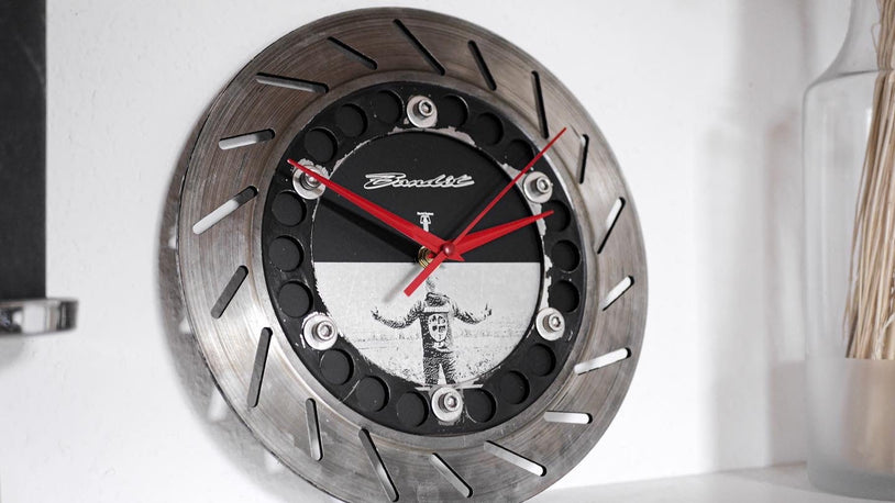 Wanduhr - Uhr aus Motorradbremsscheibe, personalisierte Gravur und Bild - Mortal Engines Interior Design